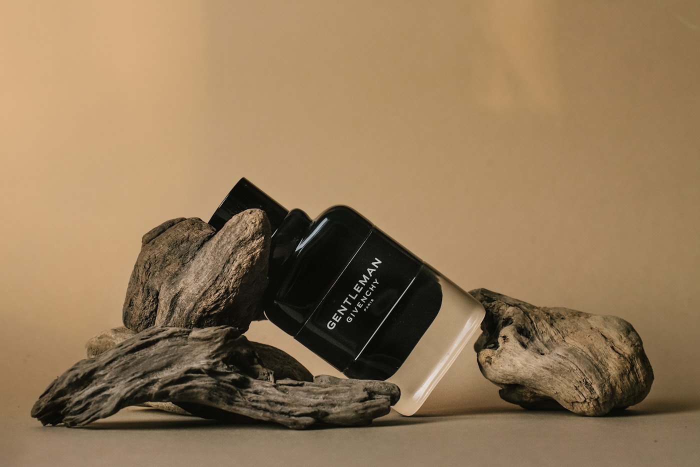 Atelier de perfumería en penumbra