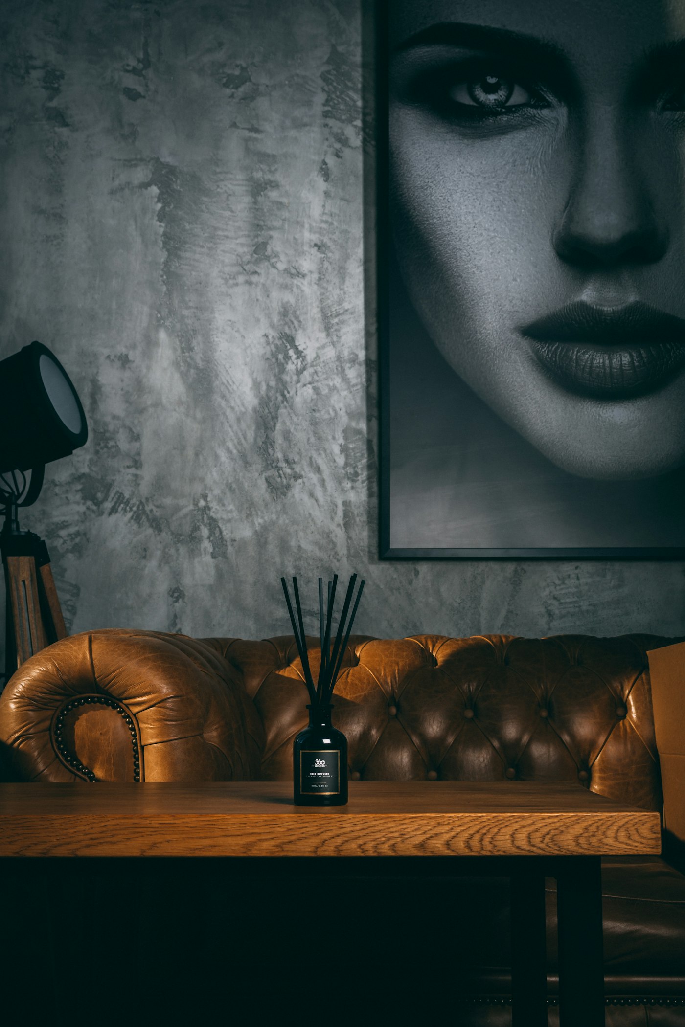Interior de boutique en penumbra