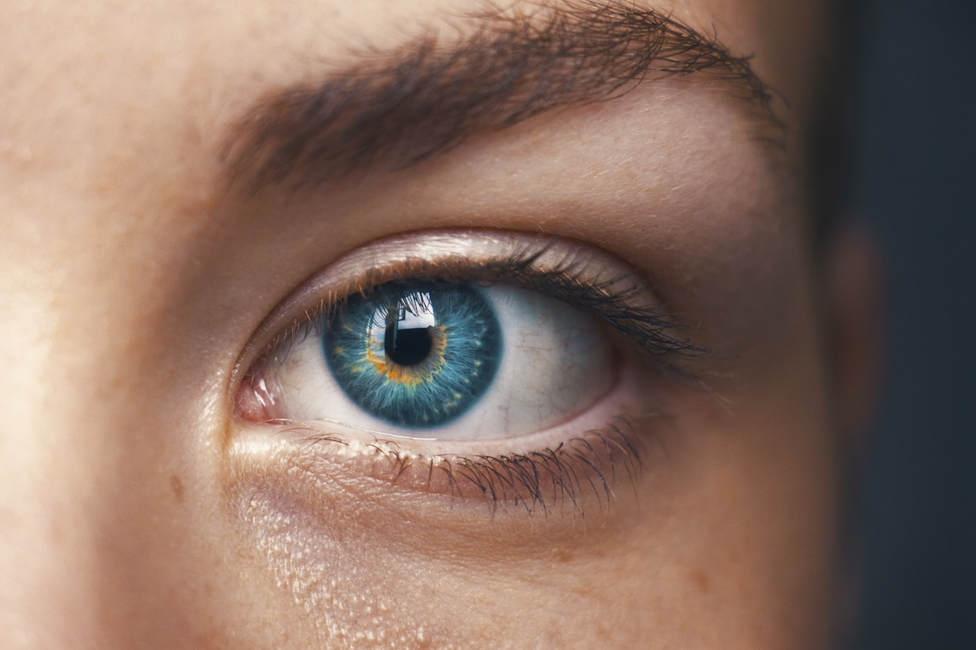 Aplicación de contorno de ojos
